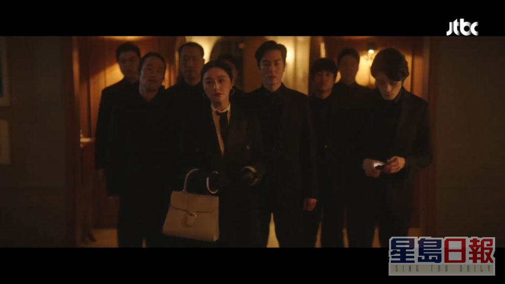 去年年初，范冰冰曾客串姜河那和李裕英主演的韩剧《Insider》，全程英语对话，更展露「范爷」的霸气。