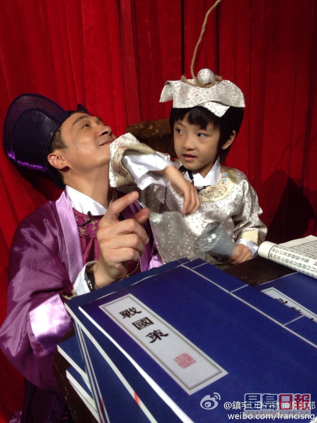 吴费曼在节目中与爸爸吴镇宇有不少互动。
