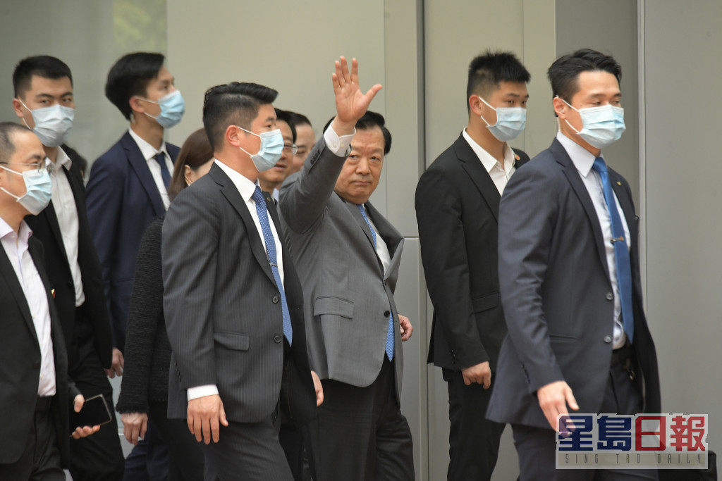 夏宝龙在李家超及官员陪同下，游览香港大学。梁誉东摄
