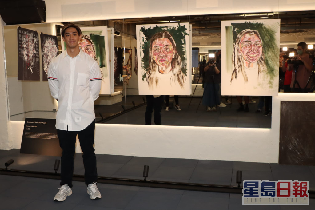 胡智同的画展选址在自己的健身中心举办，结合两样爱好。