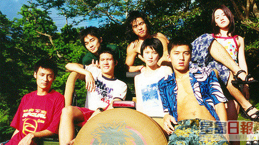 15岁的蒋祖曼（右3）跟余文乐(左1）、关智斌(左3）、袁伟豪（右2）、蒋雅文（右1）和柯有伦（右4）合拍香港电台剧集《Y2K+01》。