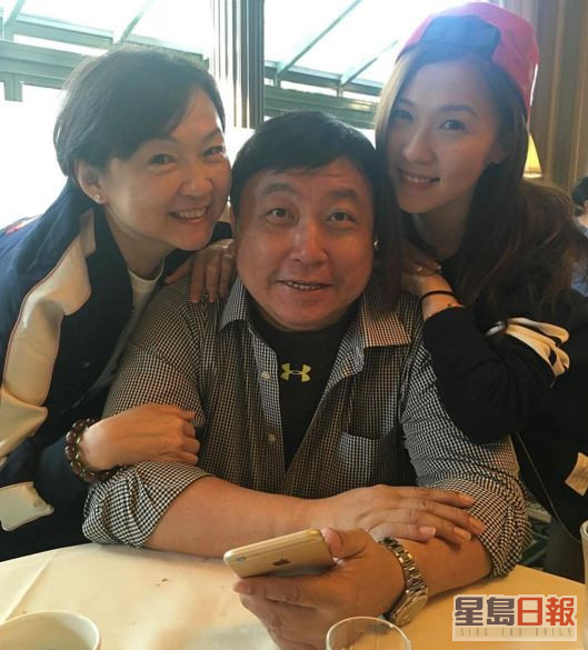 近年王晶主力在内地工作，而女儿王子涵（右）则入TVB发展。