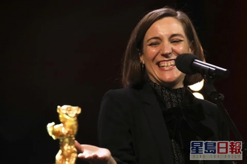 Carla Simon凭讲述加泰罗尼亚农夫被逐出家乡的《Alcarras》摘下最佳电影金熊奖。