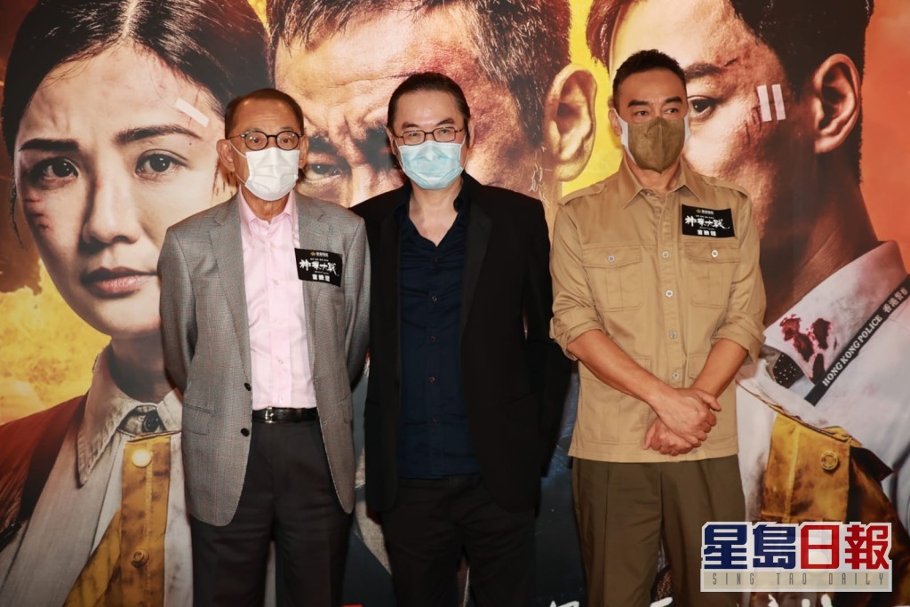 韦家辉及刘青云跟英皇集团主席杨受成合照。