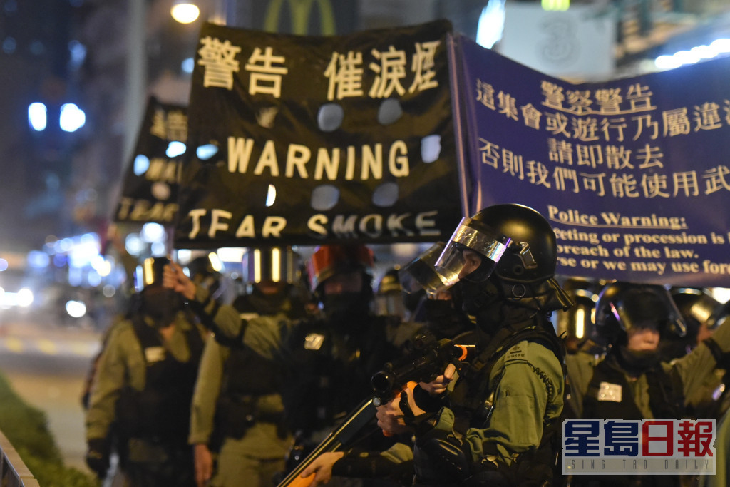 当晚大批示威者集结在荃湾一带防暴警到场戒备。资料图片