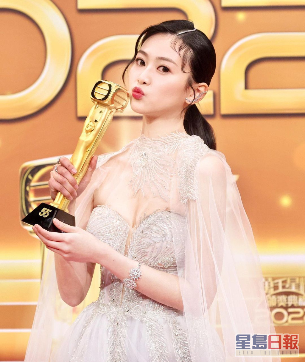 郭柏妍夺得《万千星辉颁奖典礼2022》「飞跃进步女艺员」奖项。