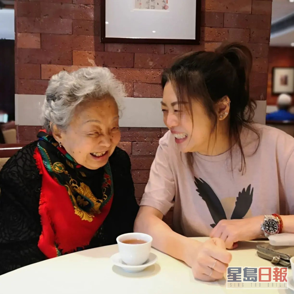 单身多年的梅小惠与妈妈「相依为命」，经常行「母女更」。