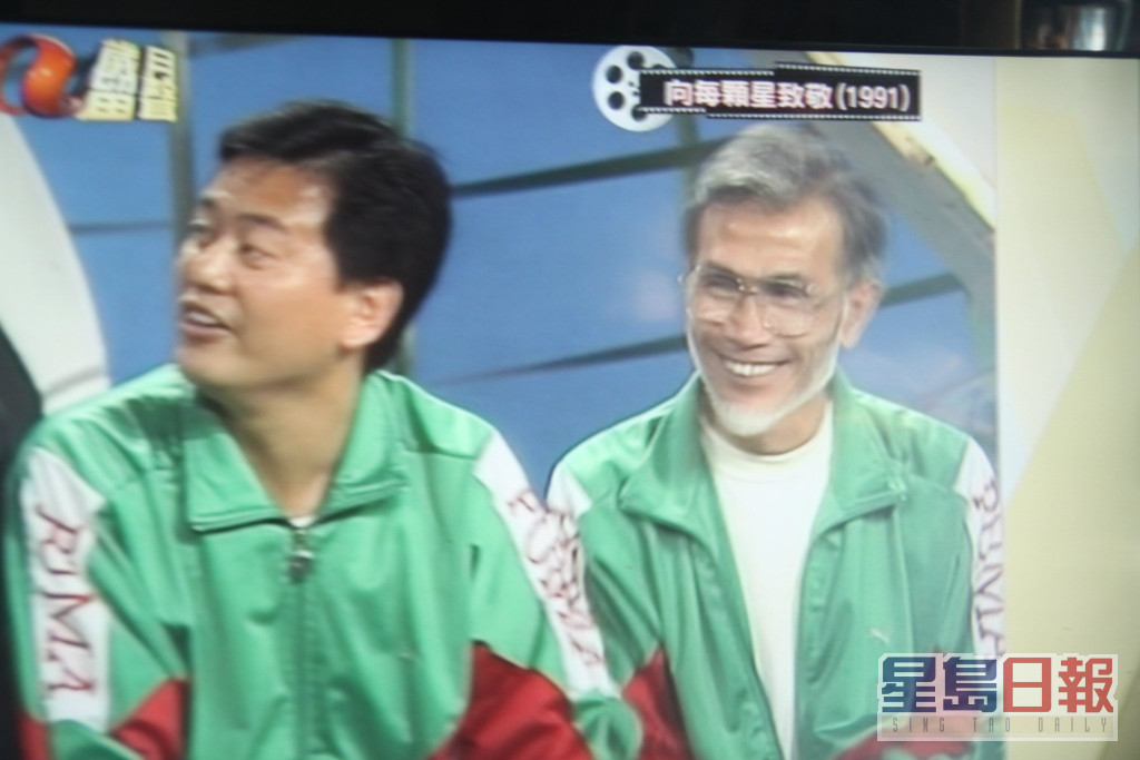 何鉴江（右）的足球评述员生涯中，曾为三间电台（港台、商台及新城）、三间电视台（佳视、TVB和亚视）和三个收费频道（有线及新加坡ESPN和香港ESPN） 工作。