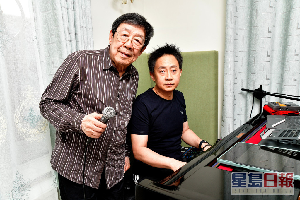 胡楓日前到音樂總監杜自持（右）家中，為演出演唱會操歌。  ​