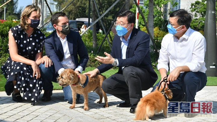參觀西九期間李家超亦與外籍狗主交流。
