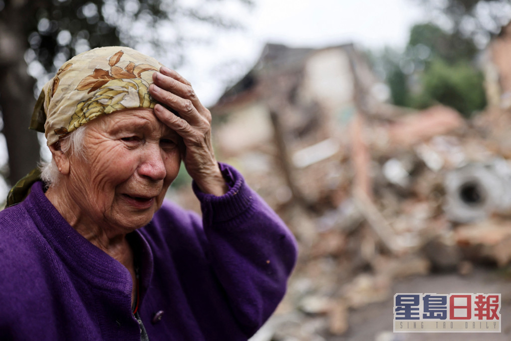 一名83岁老妇面对家园被炸成废墟痛哭无语问天。REUTERS