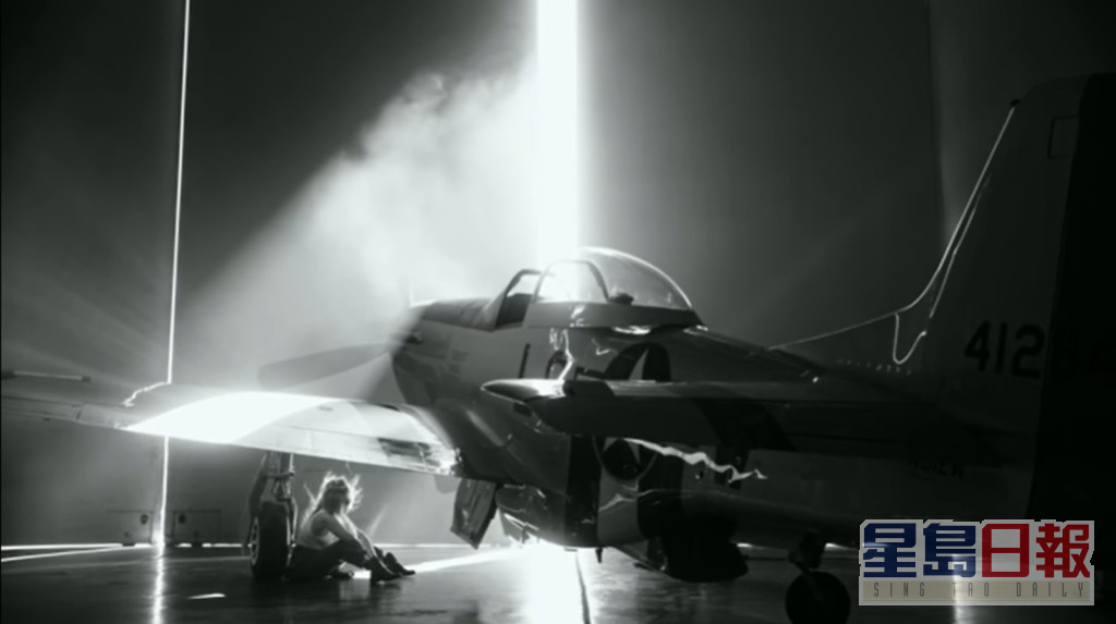 在電影中出現過的F-14雄貓戰鬥機，亦在MV中亮相。