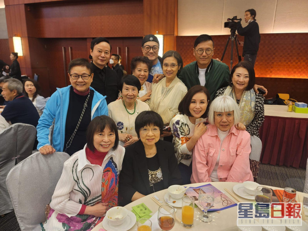 「星妈团」古天乐母亲李绮雯（前中）、佘诗曼母亲Lily（前右）、吴君祥（后左）及其母（第二排左二）。