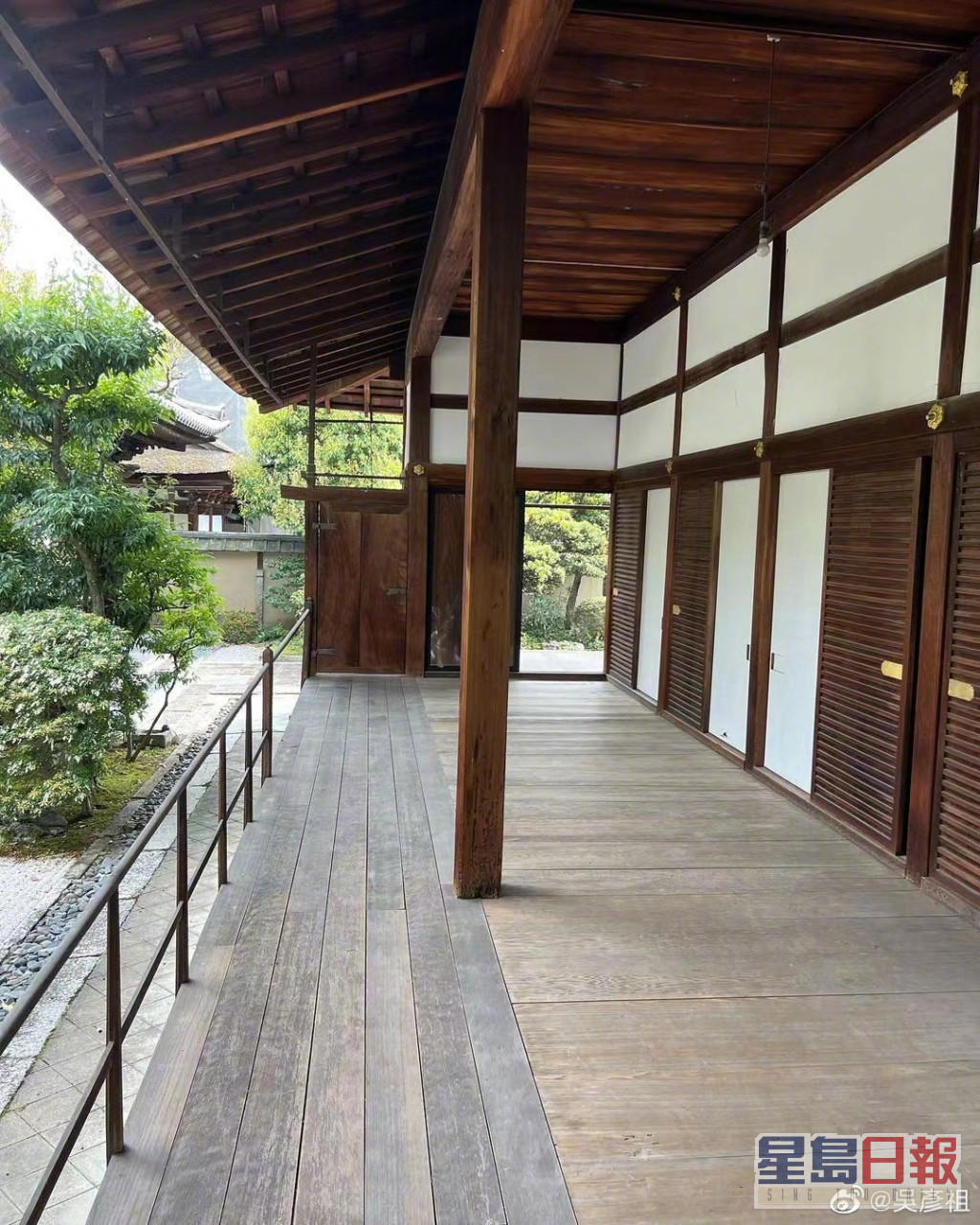 吴彦祖重访京都的妙心寺。