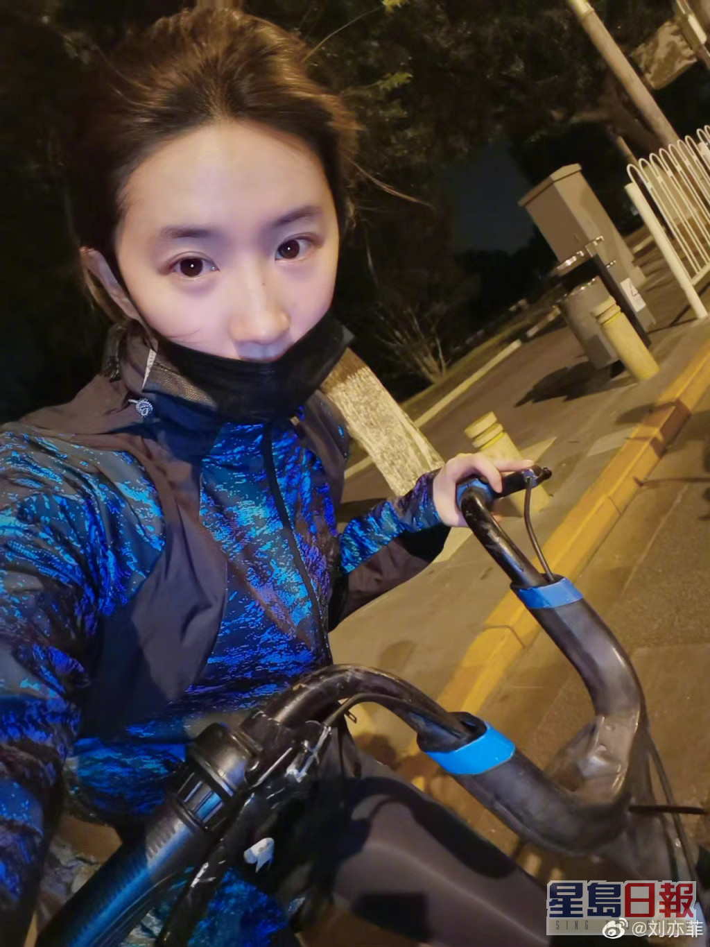 劉亦菲早前去踩單車，素顏現身。