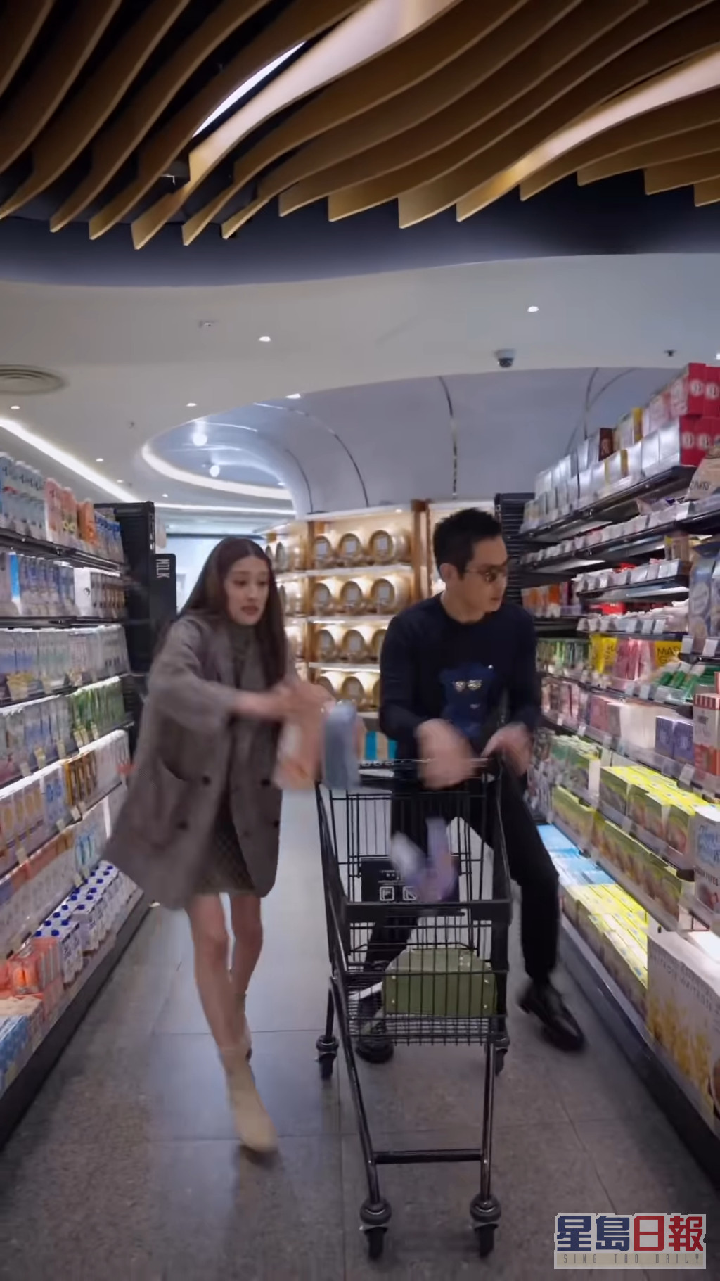 短片后段的产后生活，陈凯琳与郑嘉颖去到超市即极速狂扫果汁、零食等食物用品给小朋友。