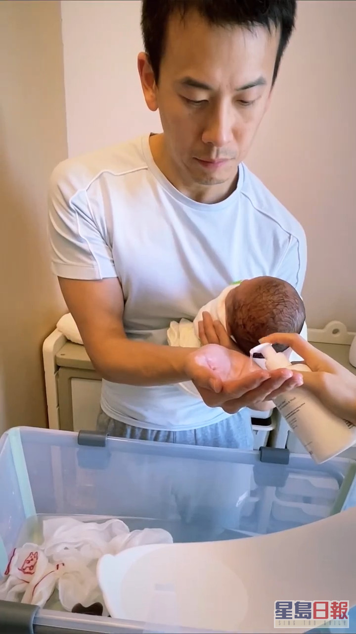 陈宇琛今日（6日）分享为初生女儿洗头的影片。
