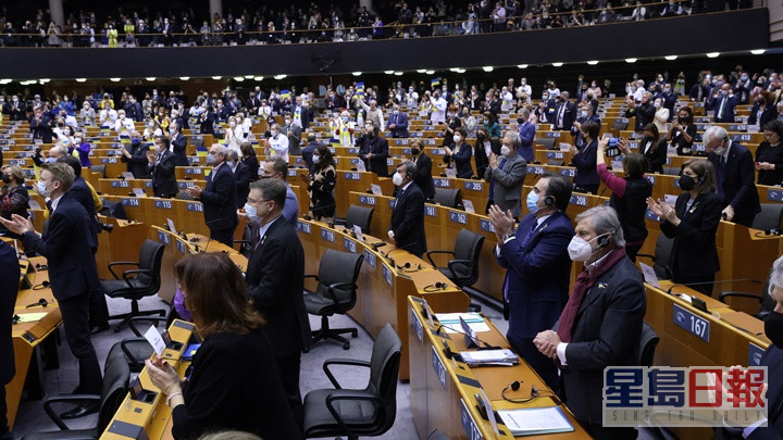 歐洲議會議員在澤連斯基視像講話後起立鼓掌。路透社圖片