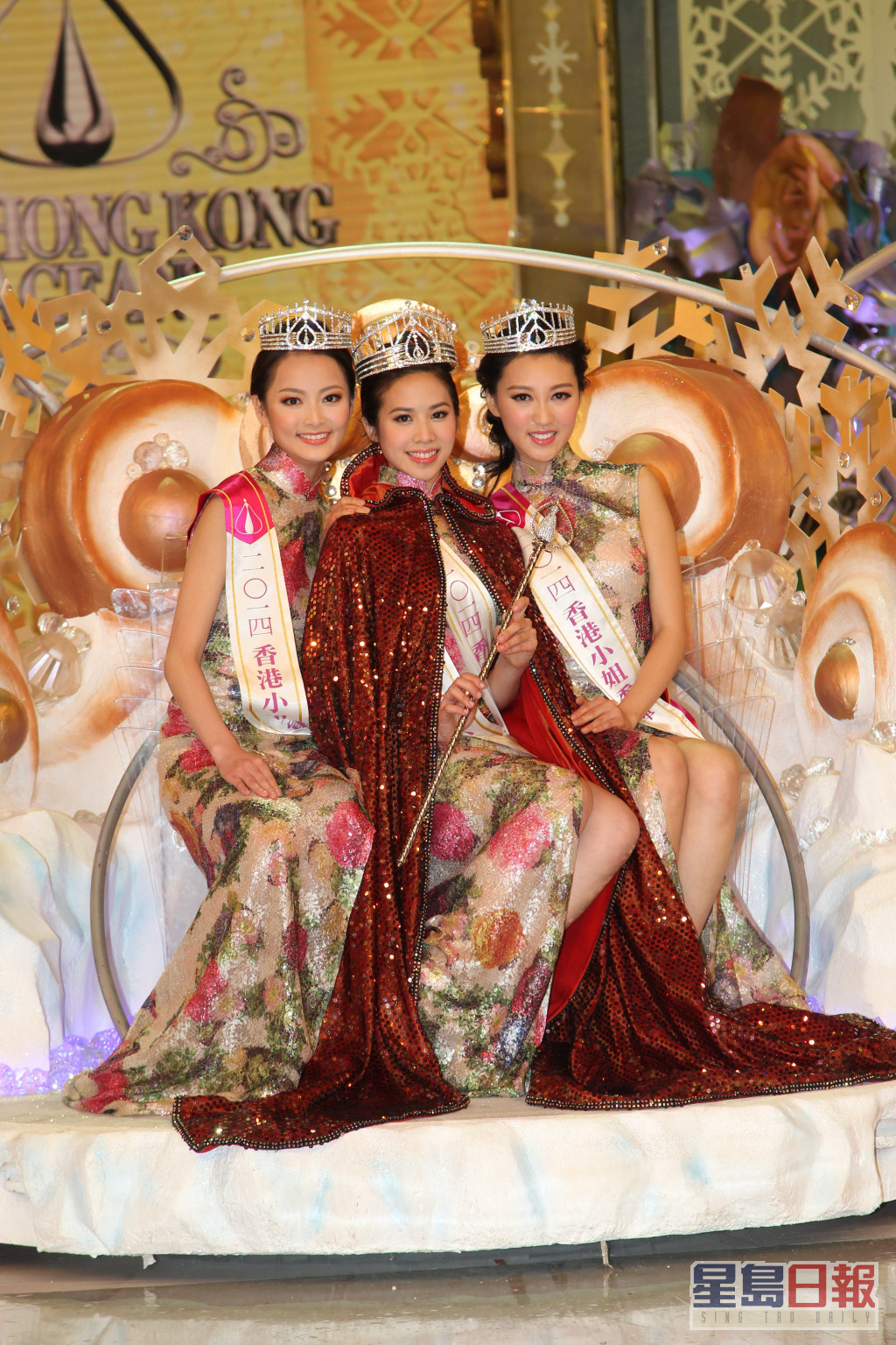 2014年港姐冠军邵佩诗（中）、亚军王卓淇（左）、季军何艳娟。