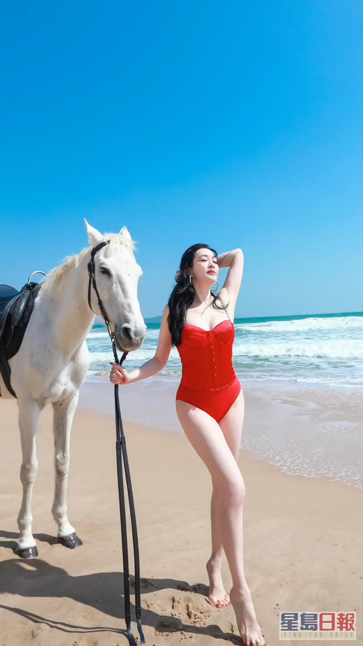 鍾麗緹不時在社交網分享生活短片，早前着泳裝騎馬！