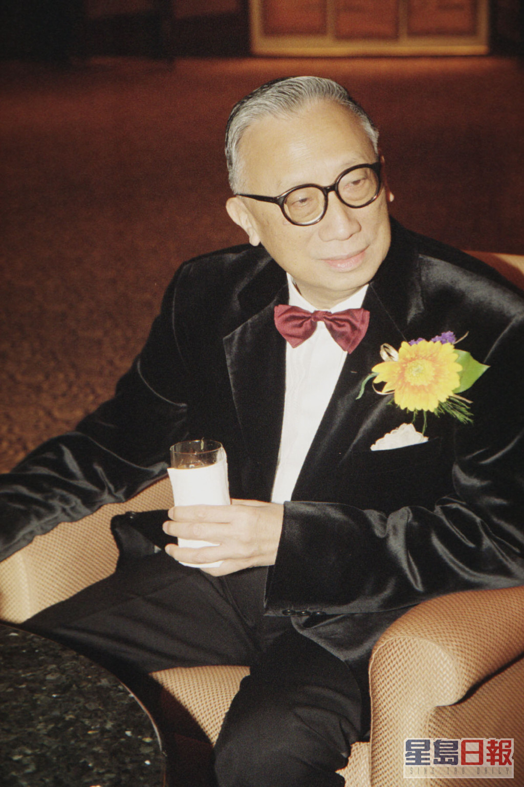 张有兴对演艺界亦甚有贡献，担任过多张公职的他曾任香港艺术发展局主席，首届香港国际电影节在他支持下，于1977年举行。