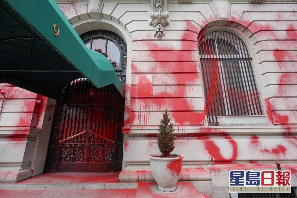 领事馆正门口处遭人喷洒一大片红漆。AP