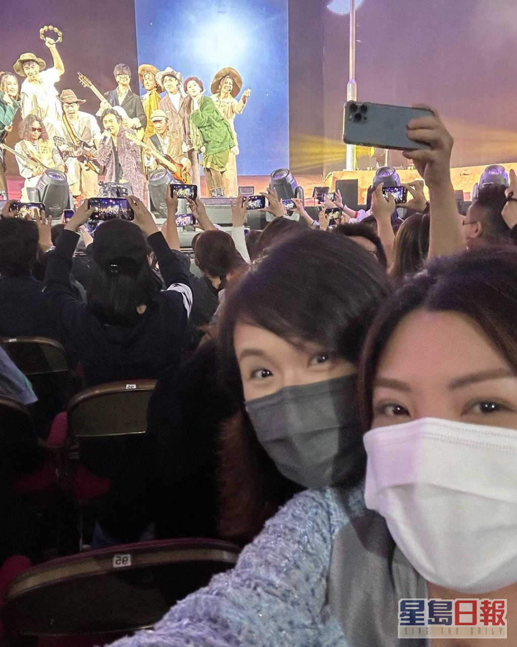 张文采（右）早前跟友人去看郑伊健演唱会。
