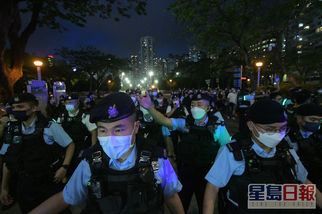 警方晚上擴大封鎖範圍並驅散在場聚集人群。
