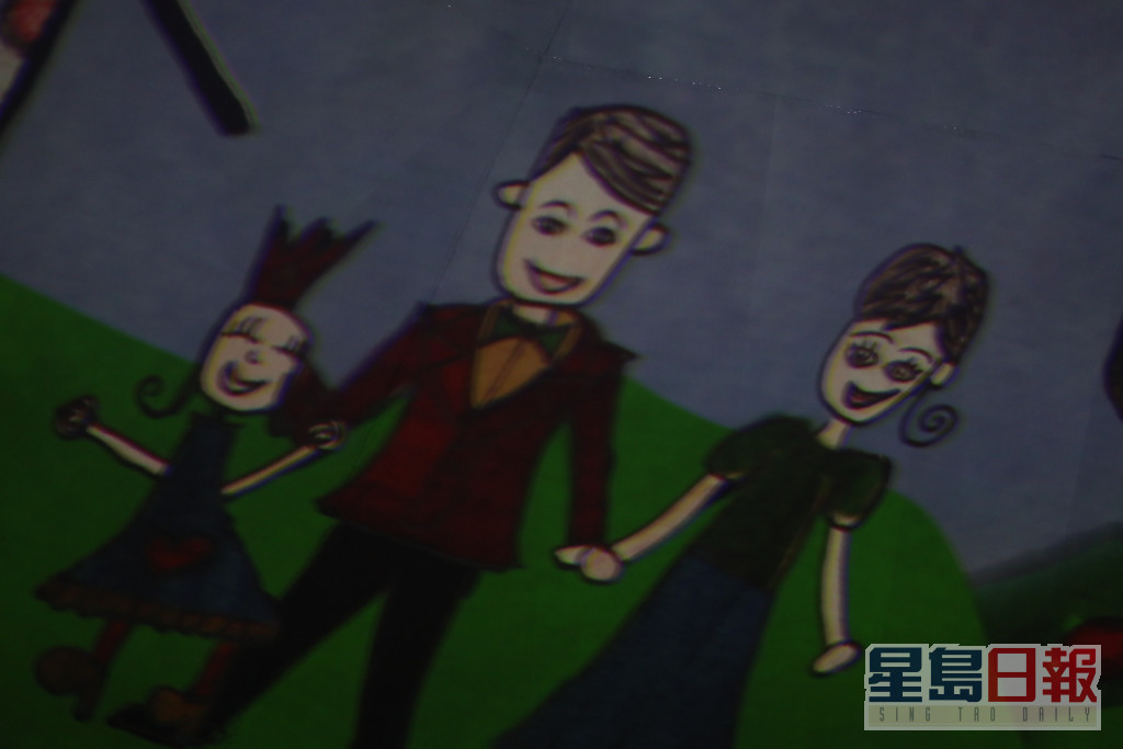 劉德華更在演唱會上播出囡囡所畫的一家三口全家福。