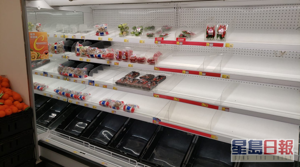 网民纷纷上载各区超市货架被清空情况。fb群组「屯门牛」图片