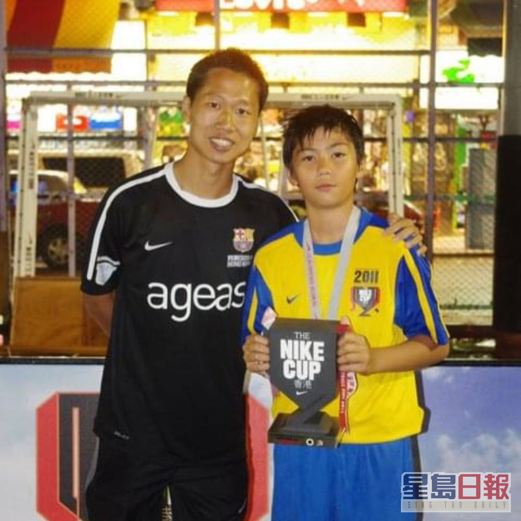 Alex由四、五歲開始愛上踢足球，他希望30歲前可以踢出成績。