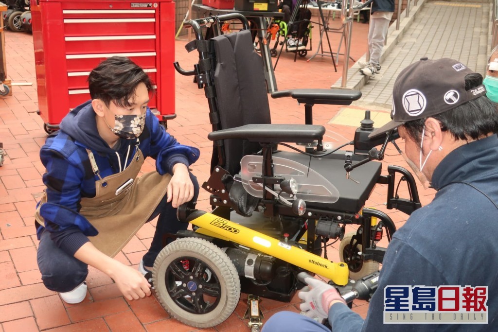 落手落脚学习维修电动轮椅。
