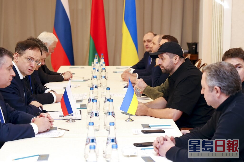 烏克蘭代表與俄羅斯官員會談。AP圖片