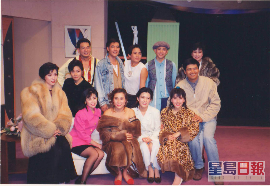 1992年，泽锋和文君跟周润发等艺进同学会成员，齐演出舞台剧《皮草店的春光》。