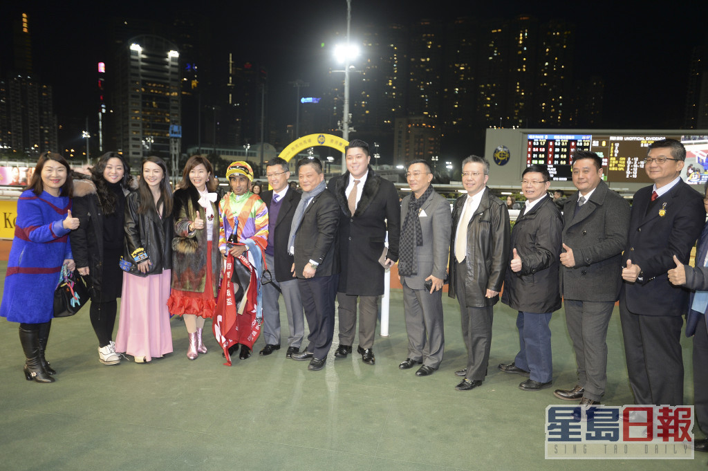 葉太（左四）2018年贏馬，除了老公葉俊亨（左七）和囝囝葉韋彤（左八），兒子女友JW也有一同拉頭馬。