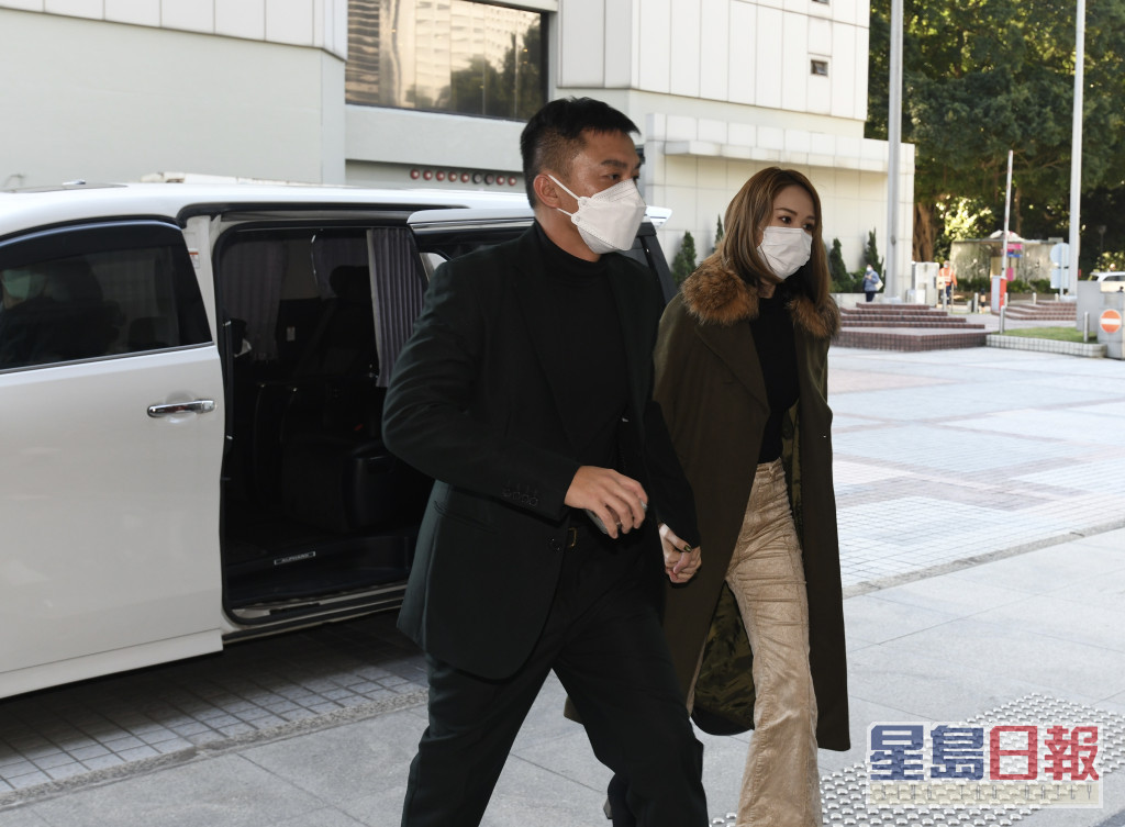 楊明在女友莊思明陪伴到高院出庭。