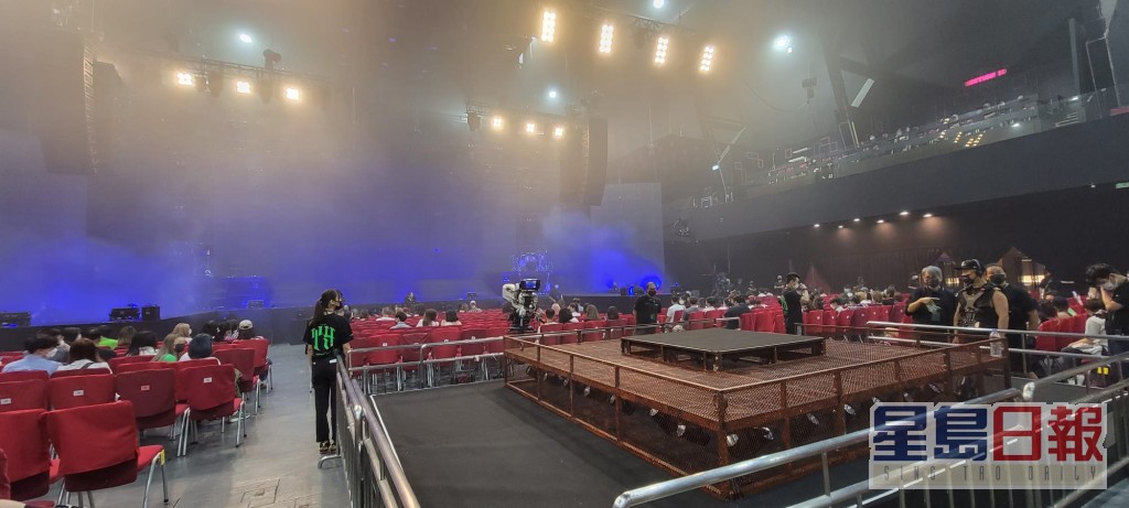 舞台上空都有吊燈和高架喇叭，舞台中央有斜台。