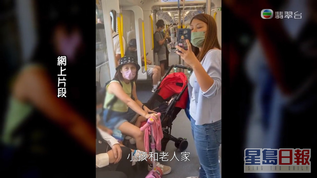 两名女子反拍其他乘客。