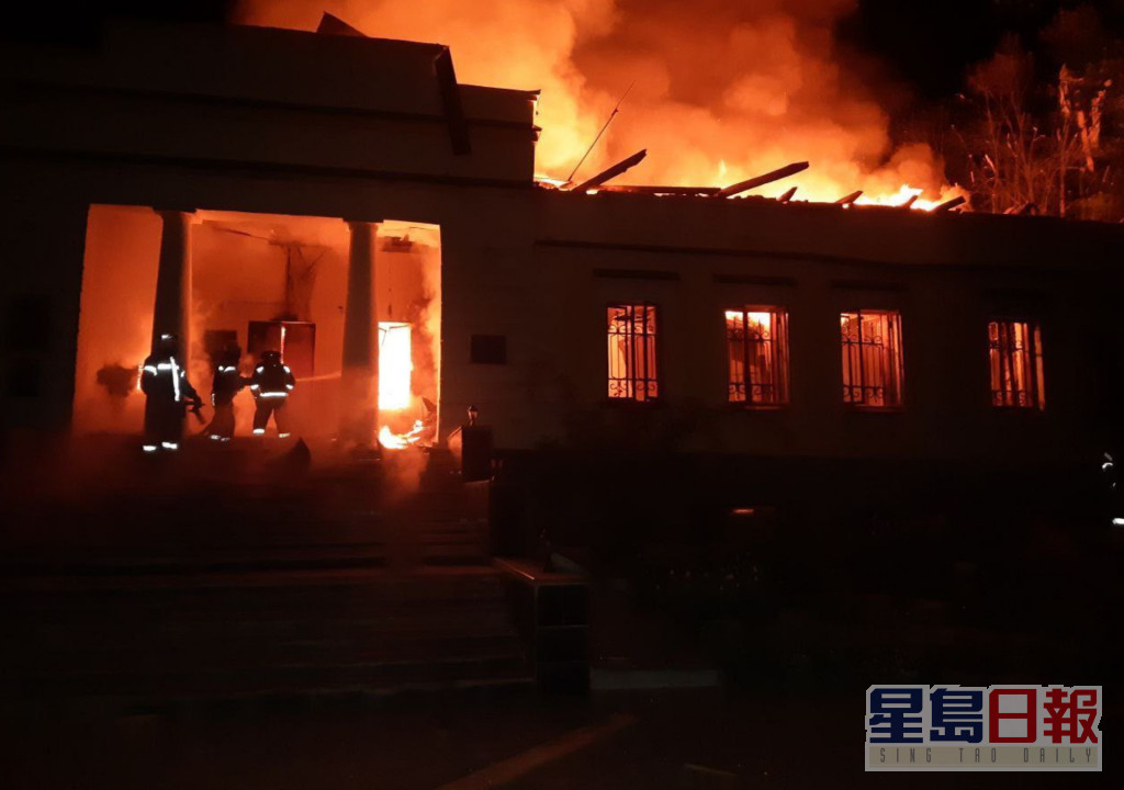 斯科沃罗达博物馆被击中后起火。twitter
