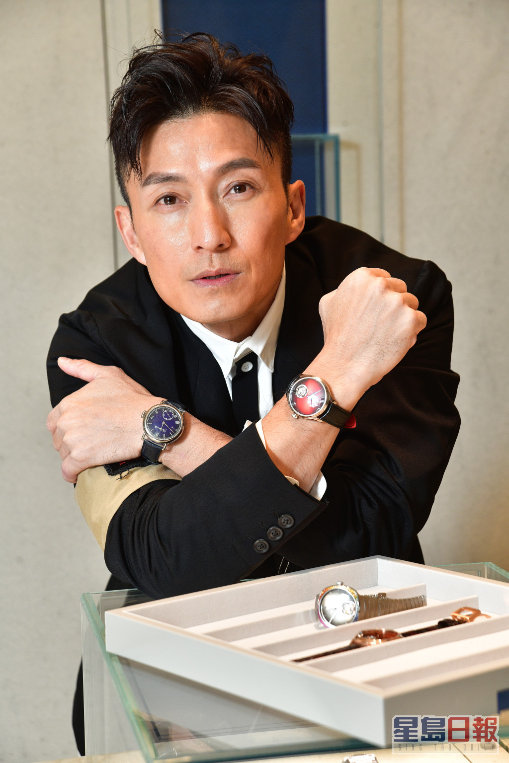 陈山聪拣定名贵手表，准备出席万千星辉颁奖礼。  ​