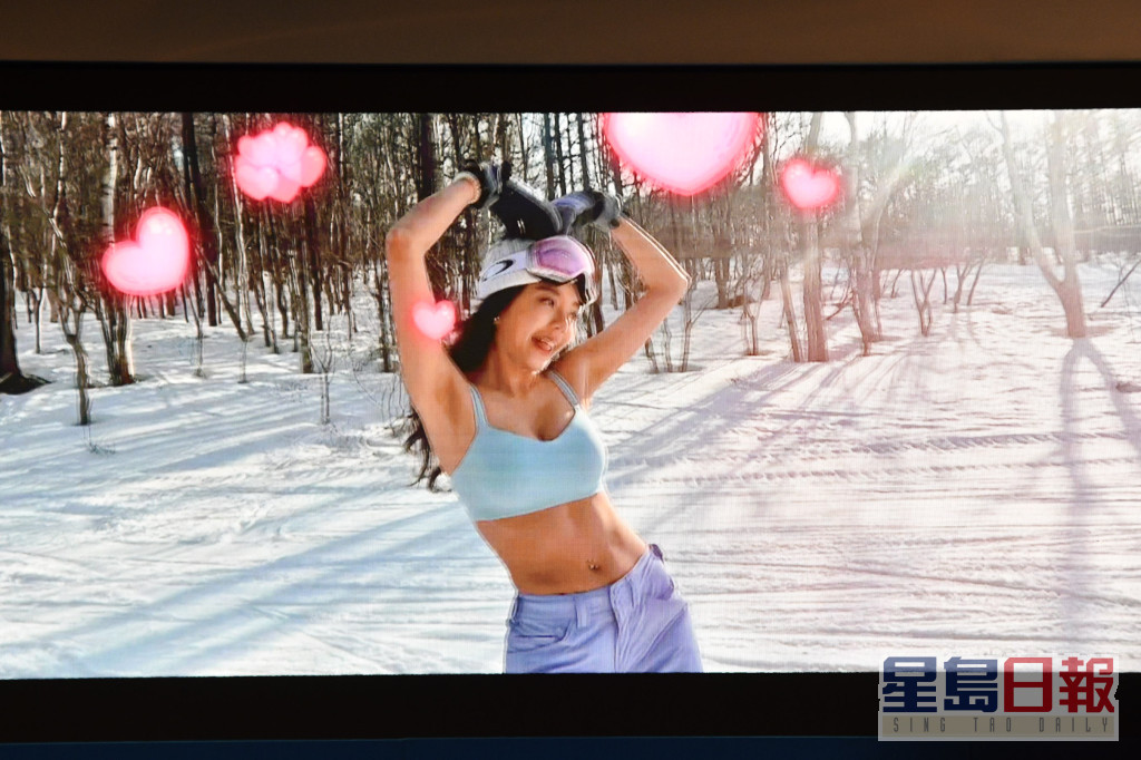 余思霆在新节目着运动bra top滑雪。