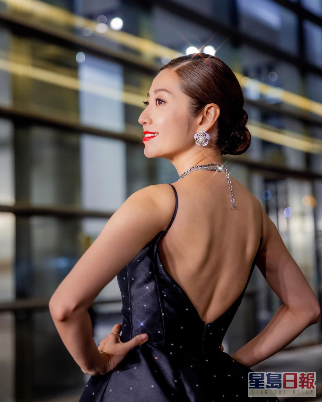 陈自瑶在今年年初出席《万千星辉颁奖典礼2021》的造型。