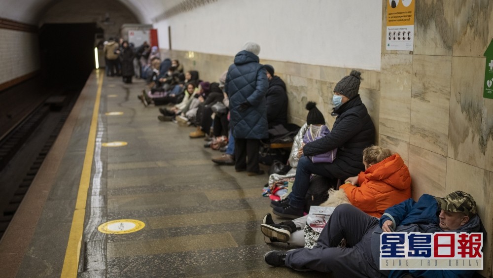 基辅人民躲在地铁隧道。AP图