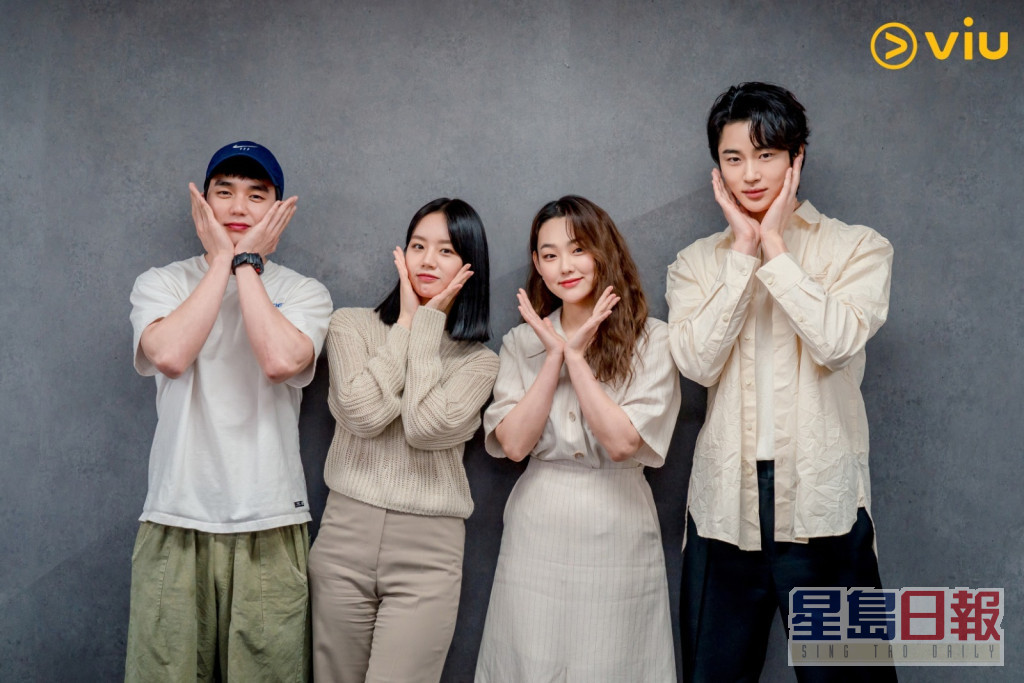 （左起）俞承豪、惠利、康美娜及边佑锡在新剧《花开时想月》中合作。
