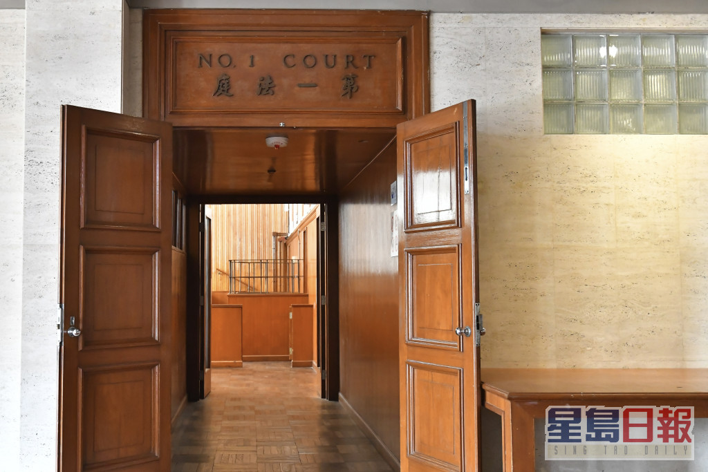 法庭保留原有的木门等设计。陈极彰摄