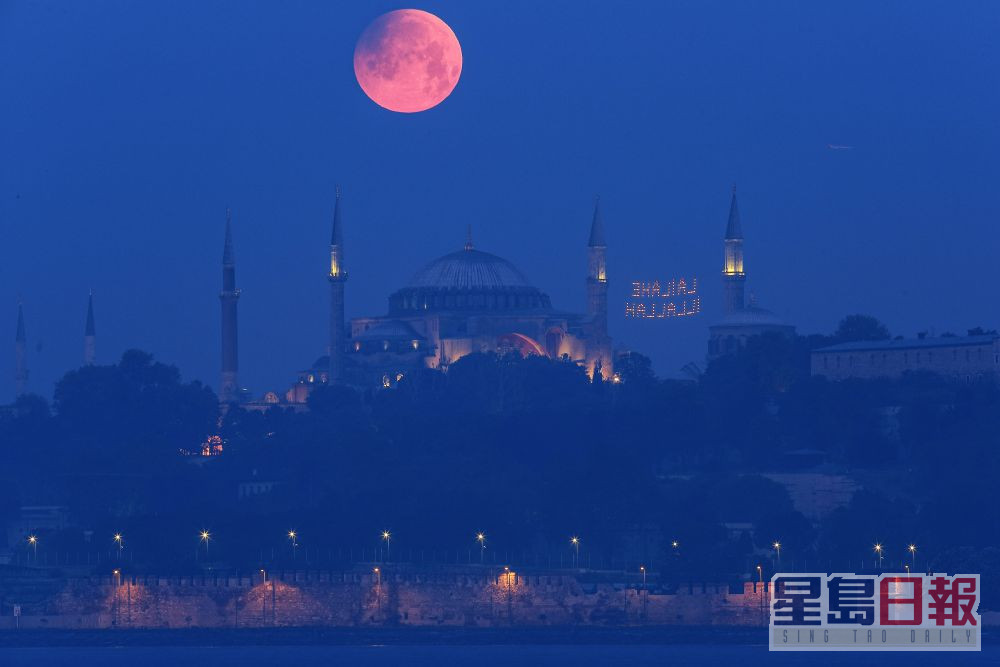 從土耳其拍攝的超級血月。AP