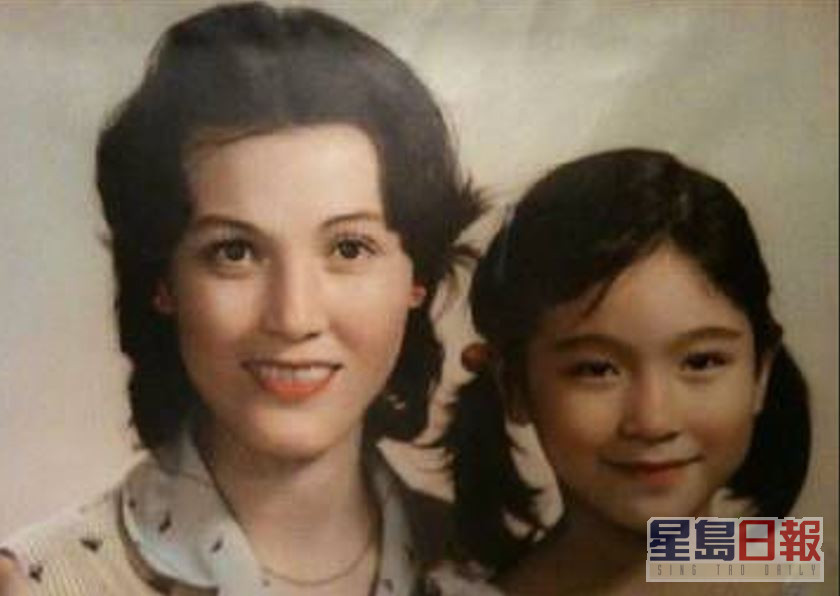 有網民找到楊恭如兒時與媽媽的合照，大讚楊恭如媽媽劉宜珍靚過個女，眼大鼻高面尖屬美人相！