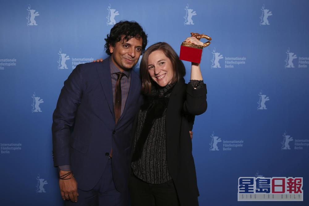 金熊奖得奬导演Carla Simon与评审团主席礼切沙也马兰。