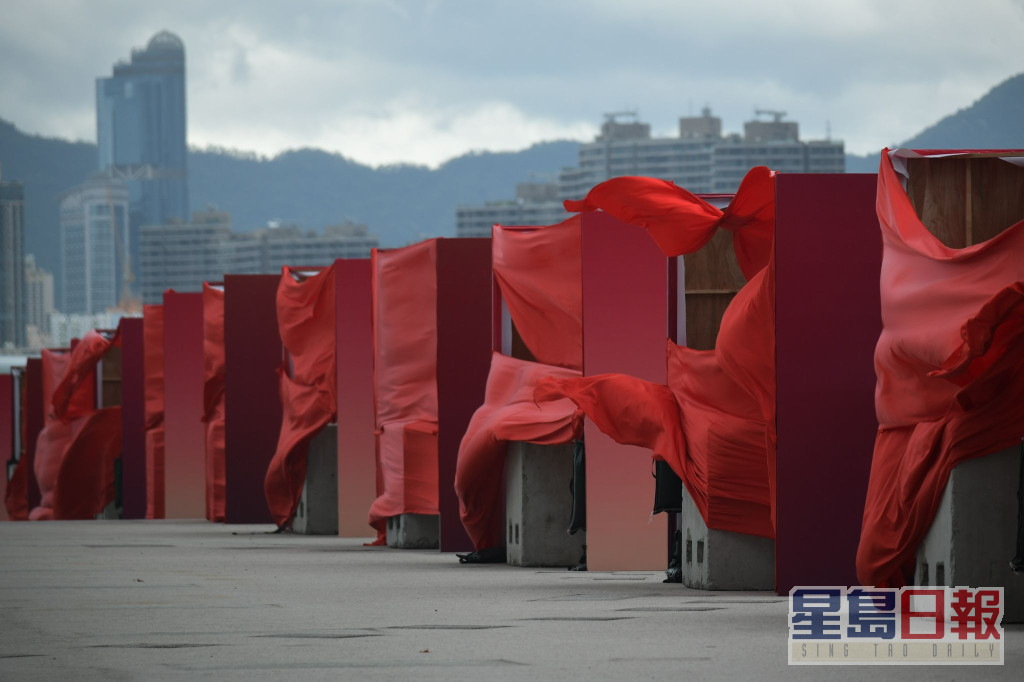 庆回归活动的红布被强风吹起。