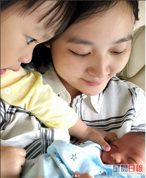 李蘊於2016年誕下大女後，再於2018年誕下細仔。